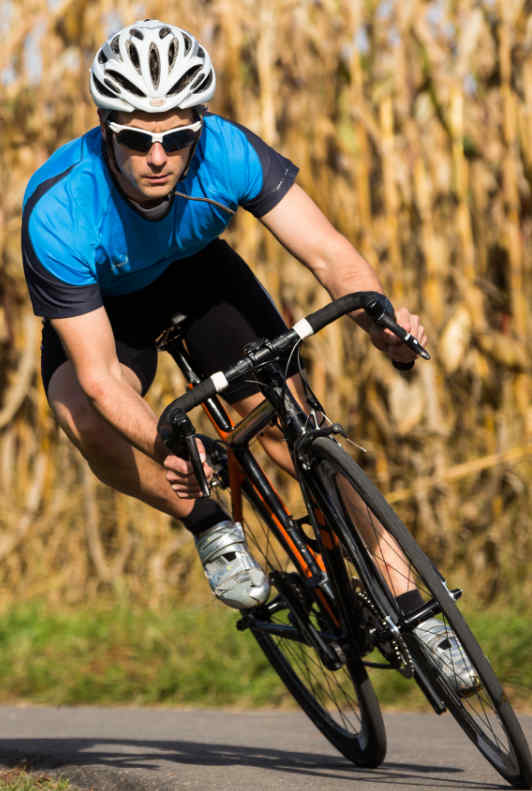 Mann auf Fahrrad mit Sonnenbrille und Helm