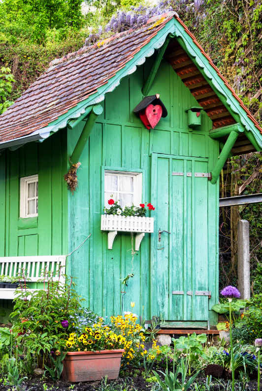 Grünes Gartenhaus aus Holz