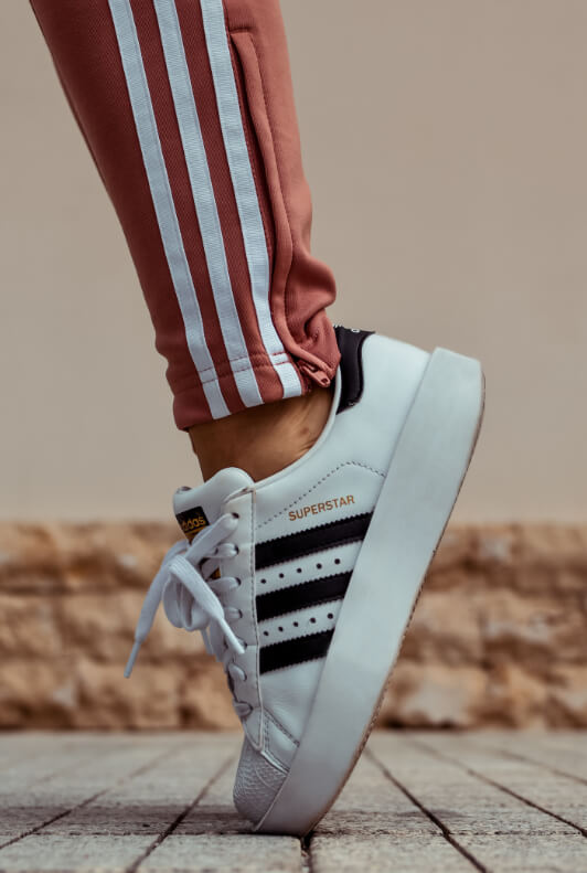 Weißer Adidas-Sneaker mit weinroten Streifen